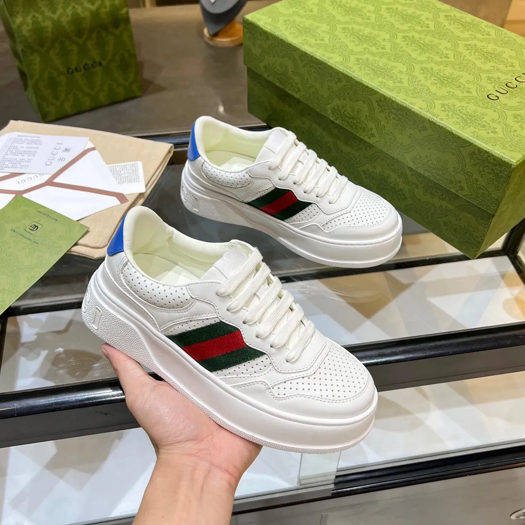 👟👟Ex-factory price 480👟👟 Gucci - the new Chunky B series lightweight soft thick sole sports series! G's couple's white shoes, Gucci counter style, Gucci catwalk style! The style design is light, luxurious and retro...thick sole increases height...similar to an upgraded version of classic white shoes! Original customized cowhide fabric (classic old floral fabric, perforation, embossing process), cowhide lining, original foam lightweight outsole, GG Logo on the heel, 4cm thick sole, classic Gucci webbing... Women's 35-40/Men's 38-44 (full size)
